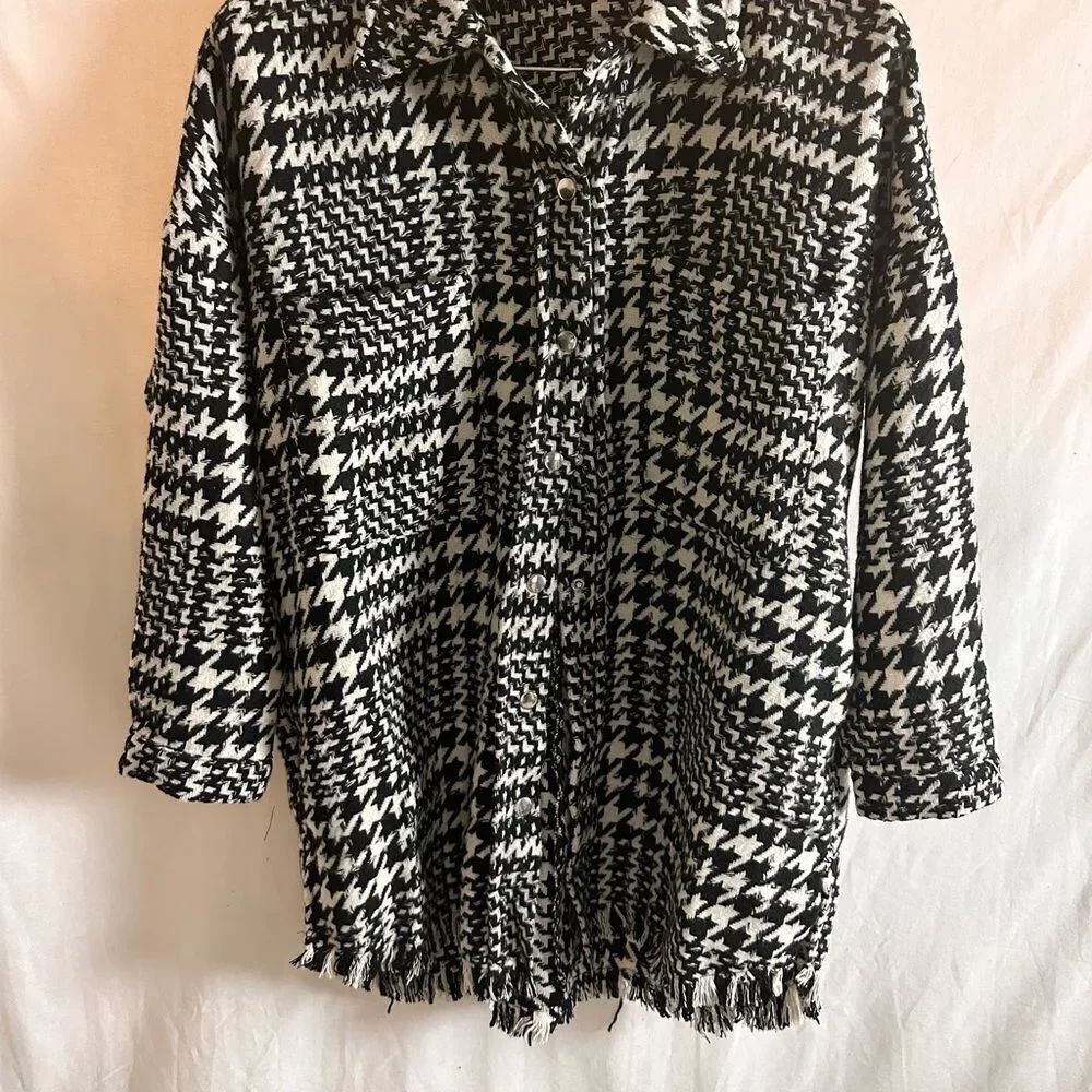 Textured Houndstooth Fray Hem Shacket - Picture 4 of 12